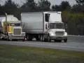 Czy tiry mogą wyprzedzać na autostradzie? Sprawdź zasady i wyjątki