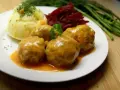 Pyszne pulpety w sosie pomidorowym bez smażenia, podane z puree ziemniaczanym i buraczkami.