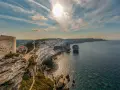 Falaises calcaires de Bonifacio, Corse. Un sentier mène à un village perché. Combien de temps pour visiter la Corse ? Une semaine minimum pour apprécier ce paysage.