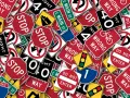 Un groviglio di segnali stradali, tra cui "STOP", "DO NOT ENTER" e "WRONG WAY", che ricordano l'art. 45 del Codice della Strada.