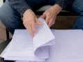Man revisa manuscritos para que las editoriales publicar libro.