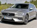 Szary Volvo V60 na drodze. Zastanawiasz się, jakie volvo v60 jaki silnik wybrać? Ten model oferuje wiele opcji.