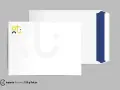 Koperta firmowa w wymiarach koperty a4, z logo i niebieskim paskiem.