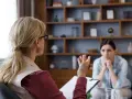 Psycholog dziecięcy podczas sesji. Zastanawiasz się, ile zarabia psycholog dziecięcy? Oto obrazek z gabinetu terapeutycznego.