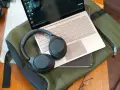 Słuchawki Sony leżą na laptopie, gotowe do połączenia. Dowiedz się, jak podłączyć słuchawki do komputera, by cieszyć się dźwiękiem.