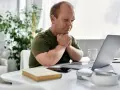 Praca po studiach za granicą: jak uniknąć pułapek i znaleźć zatrudnienie