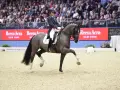 Un cavalier et son cheval Valegro, mort de beauté, exécutent une figure d'équitation devant une foule.