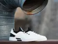 Scarpe bianche uomo con dettagli neri, perfette per un look casual. Ecco come abbinare scarpe bianche uomo con stile.