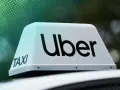 Uber Taxi-Schild auf einem Auto. Informiere dich, wie du Uber Fahrer wirst und starte deine Karriere.