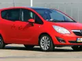 Czerwona Opel Meriva z czarnym dachem, idealna do miasta. Jaki silnik benzynowy wybrać? Ten model oferuje komfort i praktyczność.