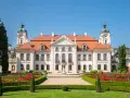 Pałac Zamoyskich zaprasza na zwiedzanie. Piękna rezydencja z ogrodem pełnym róż.
