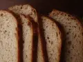 Kromki pysznego, domowego chleba ig. Widoczne pęcherzyki powietrza w miękiszu i chrupiąca skórka.