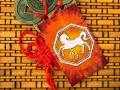 Chiński znak zodiaku 1990 - koń. Obok monety i czerwony sznurek.