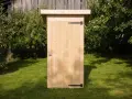 Drewniane wc na działce, idealne do ogrodu. Poznaj jego wymiary i ciesz się komfortem.