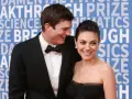 Ashton Kutcher i Mila Kunis, niczym dwa skorpiony, błyszczą na czerwonym dywanie.