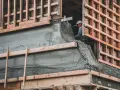 Jak długo trzymać beton w szalunku, aby uniknąć pęknięć?