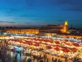 Tętniący życiem plac w Marrakeszu nocą. W czerwcu pogoda sprzyja wieczornym spacerom pośród straganów.