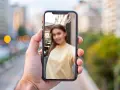 Chcesz wiedzieć, jak zamazać twarz na zdjęciu iPhone? Na ekranie telefonu widać rozmazaną twarz młodej kobiety.