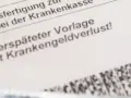 Text auf einem Dokument: "Bei verspäteter Vorlage droht Krankengeldverlust!" – wichtig für die Berechnung von Weihnachtsgeld bei Krankengeld.