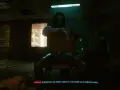 Hombre con implantes cibernéticos, sentado en una silla, en un ambiente oscuro. El futuro distópico evoca **cerebros destruidos cyberpunk**.