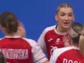 Piłkarki ręczne Polska Argentyna świętują zwycięstwo. Zawodniczki w biało-czerwonych strojach cieszą się z udanej akcji.
