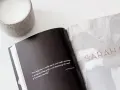 Otwarta książka z cytatem o tym, jak znaleźć swój styl, obok świecy. Na stronie widnieje napis "SARAH C".