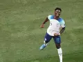 Bukayo Saka celebra un gol con euforia en el campo de fútbol.