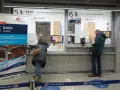Kasa PKP Intercity w Poznaniu, gdzie kupisz bilety na pociąg do Warszawy. Ludzie stoją w kolejce do okienka.