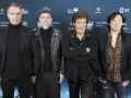 Czterech mężczyzn, w tym legendy polskie zespoły muzyczne lat 70-80, pozuje na ściance.