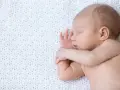 Kiedy dziecko słyszy głosy z zewnątrz? Odkryj etapy rozwoju słuchu