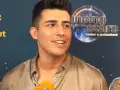 Filip Lato, w letniej stylizacji, udziela wywiadu. W tle logo "Dancing with the Stars".