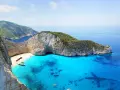 Widok na Navagio Beach, słynną plażę na greckich wyspach, z wrakiem statku i turkusową wodą.