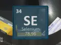 Das Periodensystem-Symbol SE für Selen, mit Packungen von Selen-Kapseln und -Tabletten. Mögliche Selen mangel symptome werden hier thematisiert.