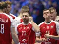 Piłkarze ręczni reprezentacji Polski w czerwonych strojach z orłem na piersi, gotowi do meczu z Włochami.