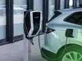 Ładowanie samochodu elektrycznego przy nowoczesnej stacji Heidelberg. Czysta energia dla przyszłości.