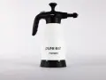 En vit tryckspruta med texten "pure:est FOAMER" på. Den har ett svart handtag och en justerbar munstycke.