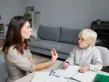 Terapeuta pracuje z dzieckiem, które ma orzeczenie o specjalnych potrzebach edukacyjnych, ćwicząc wymowę.