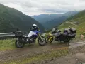 Dwa motocykle turystyczne z kuframi na górskiej drodze w Rumunii. Idealne na wyprawę motocyklem, co zabrać?