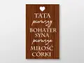 Drewniana tabliczka z napisem: TATA pierwszy bohater syna, pierwsza miłość córki. Serce nad napisem.