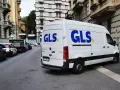 Furgone GLS bianco parcheggiato in strada. Chissà quanto guadagna un corriere per fare consegne in città.