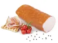 Polędwica sopocka wędzona, pokrojona w plastry na grzance, z pomidorkami koktajlowymi i rozmarynem.