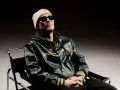 Pezet w skórzanej kurtce Porsche, w czapce i okularach, zapowiada nowy album.