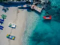 Idealne miejsce, gdzie w styczniu na wakacje: pusta plaża z łódkami i turkusowa woda.