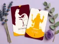Dos cartas de tarot, "La Fuerza" y "El Mago", junto a lavanda y una amatista, sugieren un camino de autoconocimiento y poder interior.