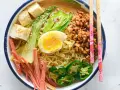 Pyszny przepis na ramen miso: makaron, jajko, tofu, mięso mielone, pak choi i papryczki jalapeno.