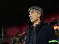 Entrenador de la Real Sociedad, con su mirada fija en el partido. Los sueldos del equipo son un tema importante.