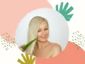 Kobieta z blond włosami dotyka ich liściem aloesu. Naturalna pielęgnacja włosów z aloesem na włosy bez spłukiwania.