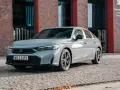 Nowoczesna, szara honda hybryda zaparkowana na bruku przed budynkiem Narodowej Orkiestry Symfonicznej Polskiego Radia.