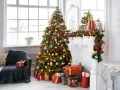 Un albero rosso, oro e bianco, addobbato con luci e palline, fa da protagonista in un salotto natalizio.