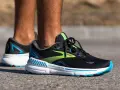 Zapatillas Brooks Adrenaline GTS 23, un calzado bueno para la fascitis plantar por su amortiguación y soporte.